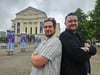 András Adamik (links) und David Howes vor dem Magdeburger Opernhaus. Die jungen Opernsänger haben in der Tannhäuser-Premiere am Theater Magdeburg eine ganz eigene Premiere: Ab dieser Spielzeit sind sie feste Mitglieder des Ensembles.