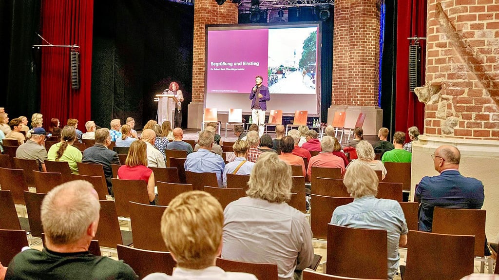 Bürgerdialog zum Stadtentwicklungskonzept bis 2040 in der Marienkirche: Zum Beginn der Veranstaltung waren gut die Hälfte der Plätze besetzt.