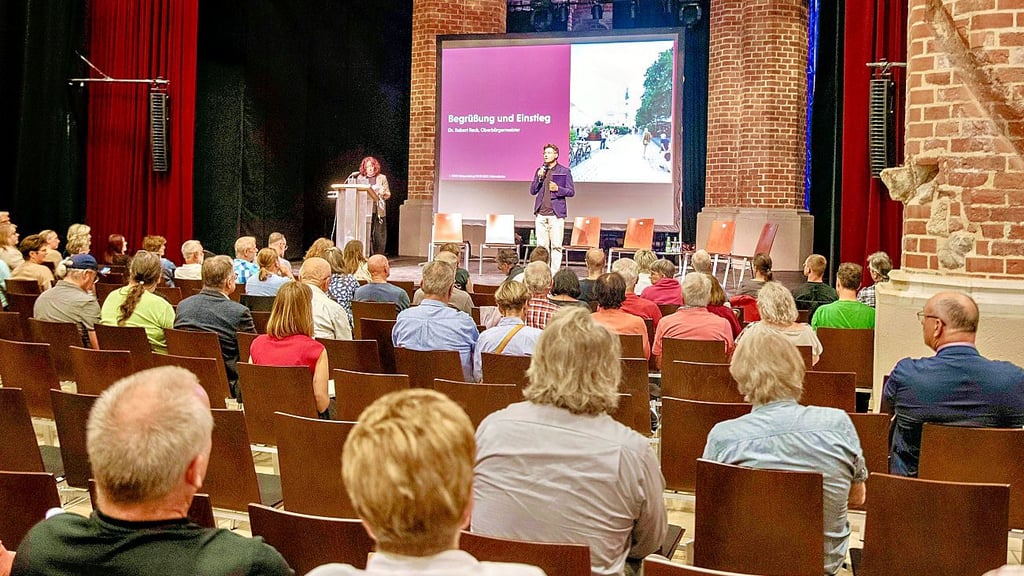 Bürgerdialog zum Stadtentwicklungskonzept bis 2040 in der Marienkirche: Zum Beginn der Veranstaltung waren gut die Hälfte der Plätze besetzt.