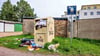 Ein typisches Bild: Wo es noch Altkleider-Container gibt, wie hier in der Erich-Weinert-Straße in Wittenberg, sind die  Standorte vermüllt. 