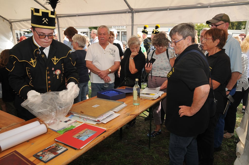 Tom Bindernagel packt den Inhalt der Bergmannslade aus.