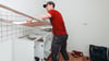 Damit die Küche nutzbar ist: Ein Handwerker richtet in einer WG-Wohnung der GWG die Küchenzeile her.