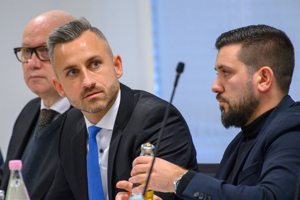 AfD-Fraktionschef Ulrich Siegmund (Mitte) sieht das Jahr 2015 als negativen Wendepunkt in der deutsche Geschichte.