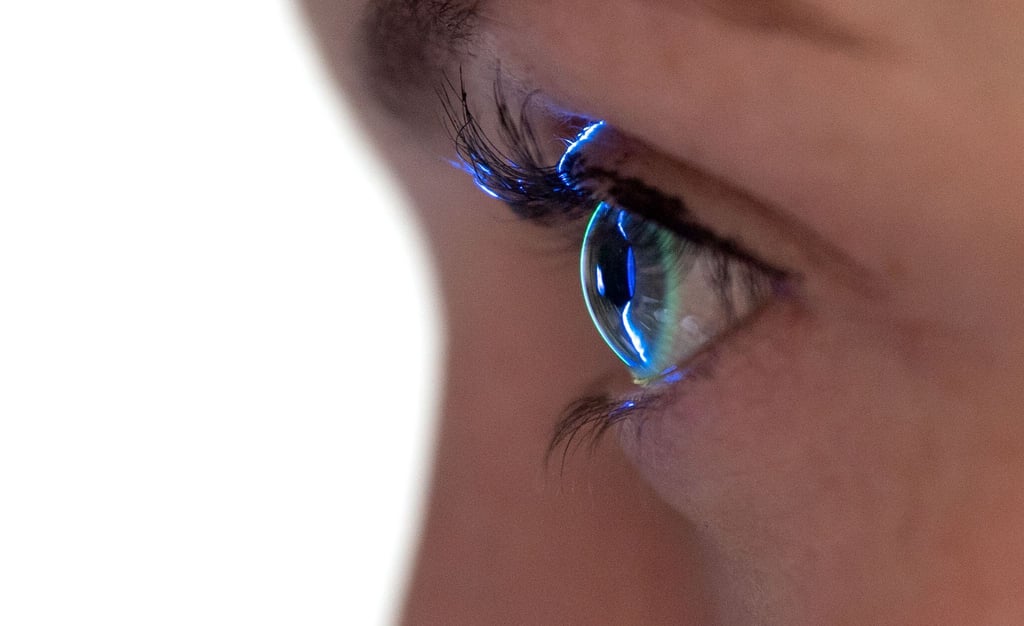 Fremdkörper im Auge? Vorsichtig ausspülen oder doch zum Arzt – es kommt drauf an.
