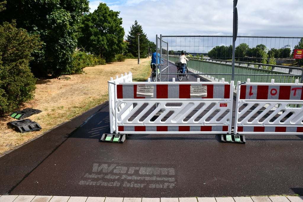 Der Fuß- und Radweg an der Elbuferpromenade in Magdeburg ist zum Teil gesperrt. Nun soll eine temporäre Lösung gefunden werden.