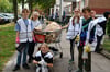 Mit einem ebenfalls auf der Straße gefundenen Einkaufswagen sammeln Schüler in Magdeburg-Neustadt Müll von der Straße.