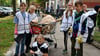 Mit einem ebenfalls auf der Straße gefundenen Einkaufswagen sammeln Schüler in Magdeburg-Neustadt Müll von der Straße.