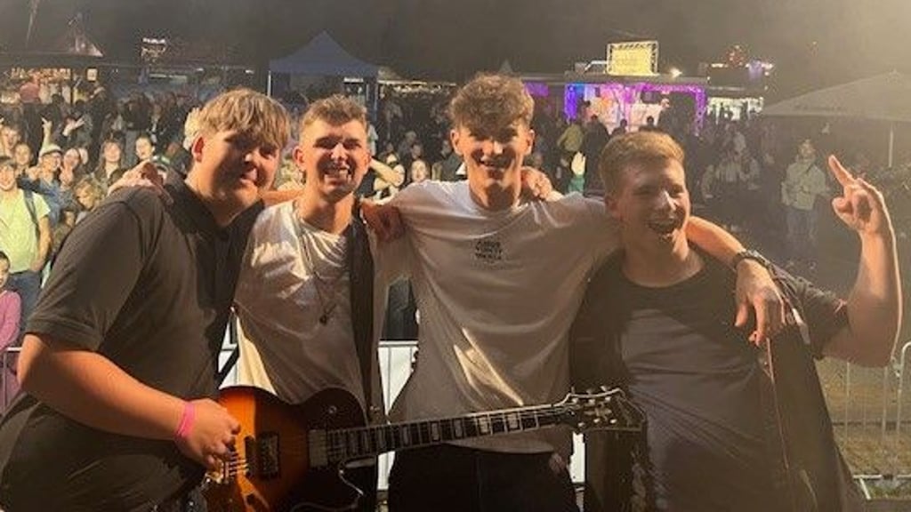 Die Genthiner Rocksternchen Band Rapthor bei einem Konzert.
