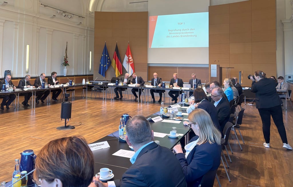 Bei der Industriekonferenz Brandenburg sprechen die Unternehmen mit der Landesregierung über die Lage in der Wirtschaftskrise.