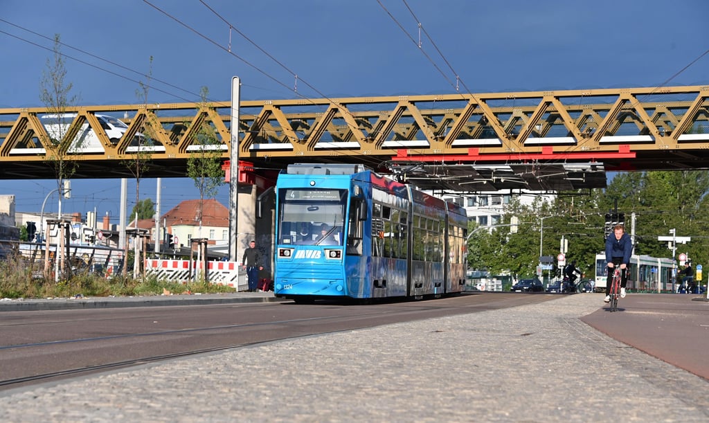 Eine Straßenbahn der MVB rollt über den Damaschkeplatz in Magdeburg.