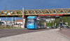 Eine Straßenbahn der MVB rollt über den Damaschkeplatz in Magdeburg.