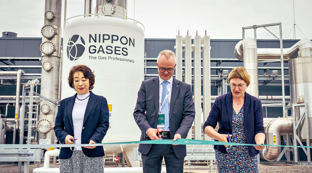 Japans Botschafterin Mitsuko Shino, Nippon Gases-Manager Christoph Laumen und Staatssekretärin Stefanie Pötzsch (v.l.) eröffnen am 10. September 2025 das neue Nippon Gases-Werk in Zörbig.