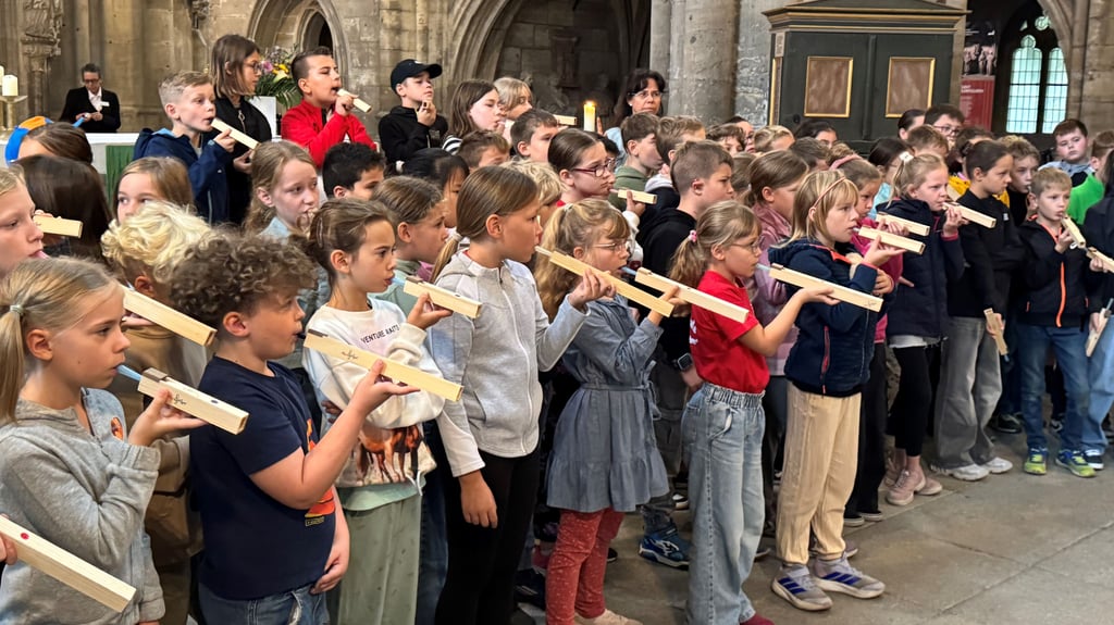 An verschiedenen Stellen im Halberstädter Dom spielten sich die Grundschüler mit ihren Melopipes für die Probe warm. Zum Orgeltag geben sie ein Konzert im Dom.