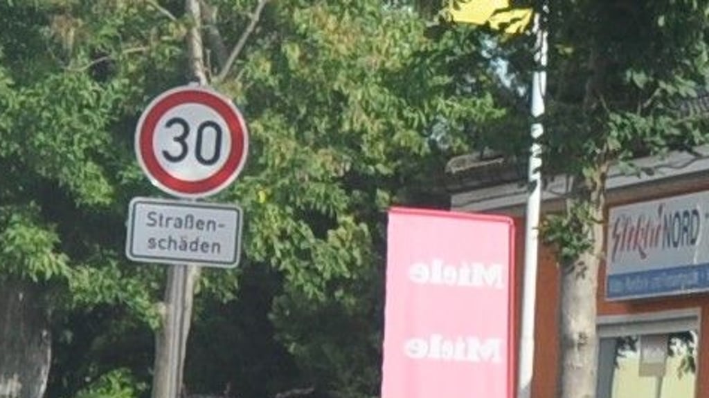 Aufgrund von Straßenschäden gibt es in Altenplathow zahlreiche Tempo-30-Schilder.