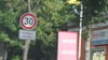 Aufgrund von Straßenschäden gibt es in Altenplathow zahlreiche Tempo-30-Schilder. 
