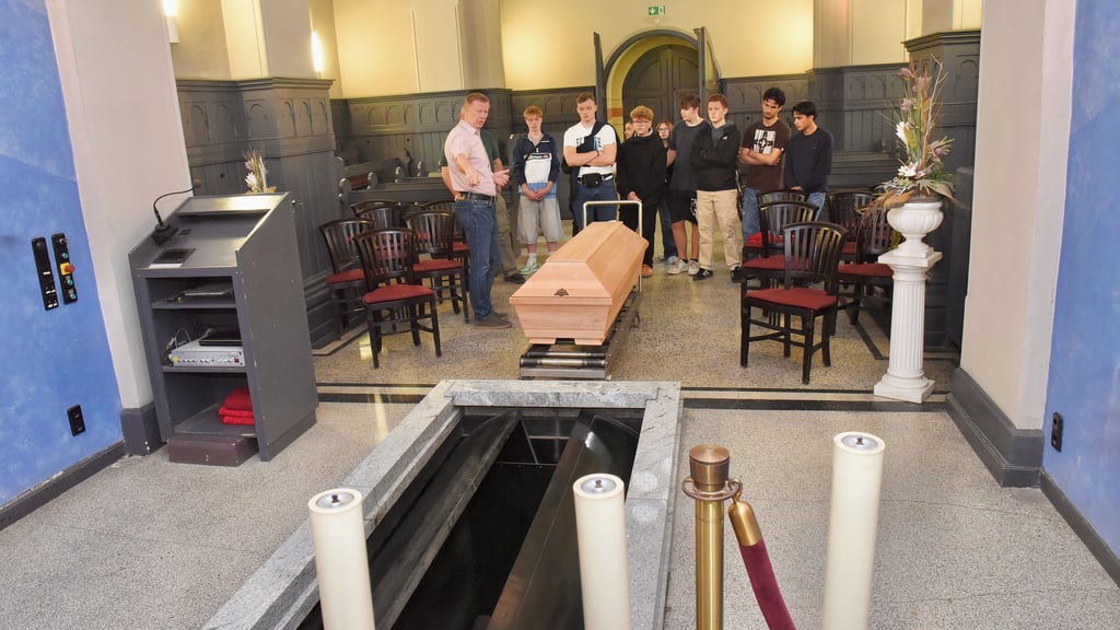Friedhofsleiter Renè Koschei erklärt der 9e der Katharinenschule den Ablauf einer Bestattung.