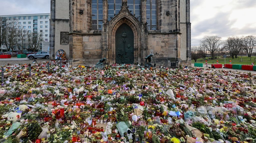 Unzählige Kerzen, Blumen und Plüschtiere kündeten an der Johanniskirche von Trauer und Mitgefühl für die Opfer des Anschlags auf den Magdeburger Weihnachtsmarkt im Dezember 2024.