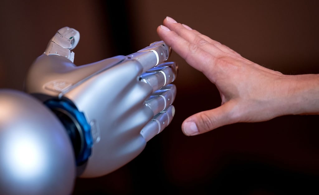 Künstliche Intelligenz könnte in Zukunft auch in der Pflege Einzug halten.