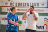 Der neue Coach der Regionalliga-Handballerinnen des HCB, Christian Hübner, am Rande eines Vorbereitungsspiels im Gespräch mit Anne Löbnitz aus der zweiten Mannschaft der Burgenländerinnen. Wenn das neue Outfit eingetroffen ist, wird Hübner sicher auch ein Shirt mit den richtigen Initialen bekommen. 