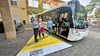 Polizeihauptkommissarin Bianca Müller erklärt Annemarie Eckwert den toten Winkel am Bus von Fahrerin Beate Schwertfeger (v.l.).