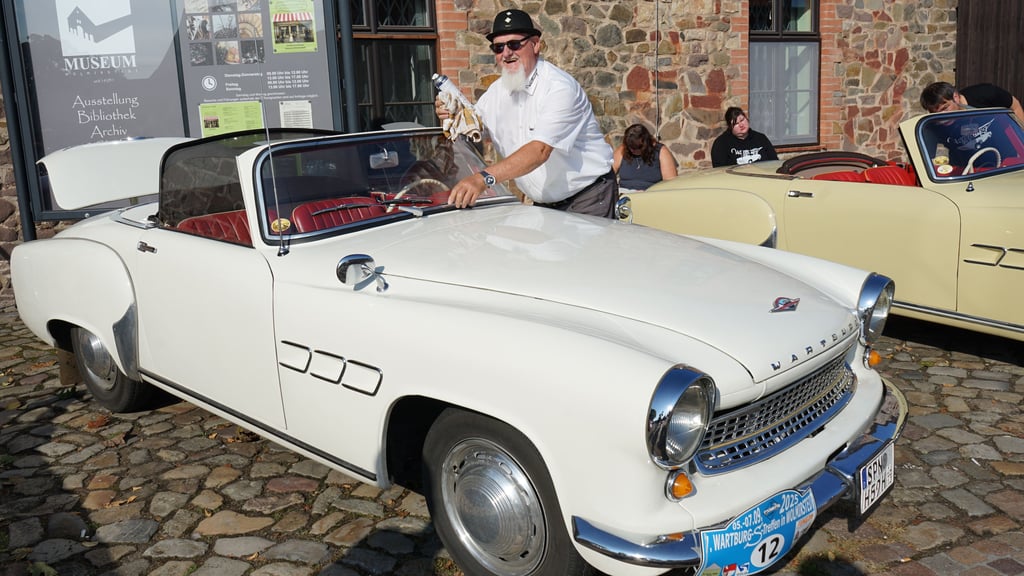 Hartmut Hinze aus Neuhausen bei Cottbus hat sein 1960 gebautes Auto 2005 gekauft und komplett restauriert. Er ist fasziniert von Design und Form der 1950er Jahre. „Schon als ich ein Kind war, hat es gekribbelt, wenn ich so ein Auto gesehen habe."