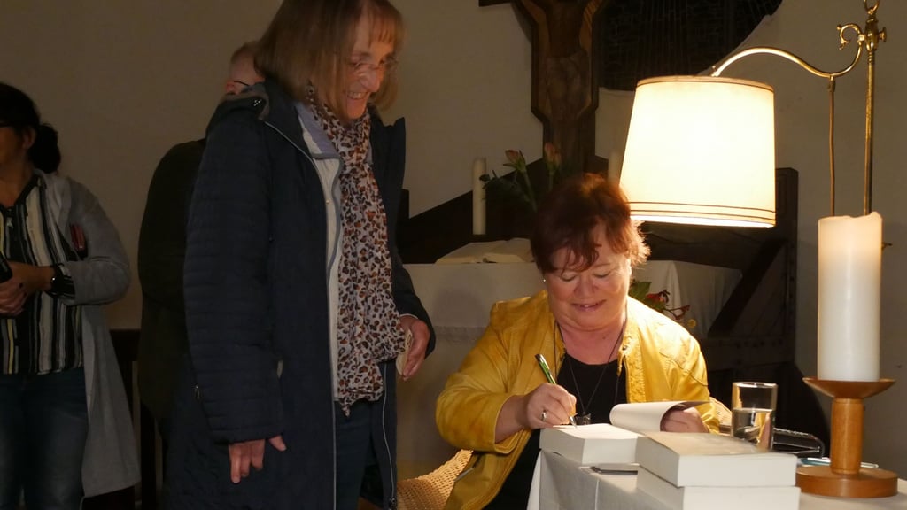 Sylvie Braesi signiert bei Lesungen immer wieder gern ihre Bücher für Krimifans.