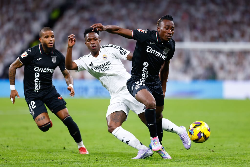 Star und Newcomer: Yan Diomande (r.) im Duell mit Real-Madrid-Star Vinny Jr.