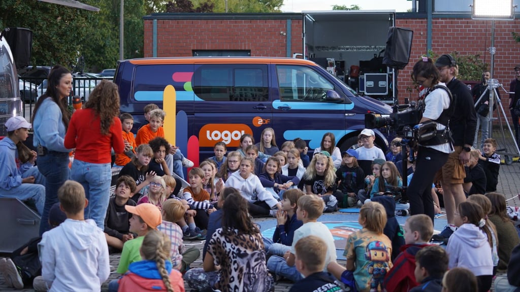 Etwa 45 Mitarbeitende des ZDF-Teams sind am Freitag für die Produktion der Kindernachrichtensendung in Wittenberg im Einsatz.