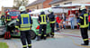 Unfallrettung  mitten im Fest.  Auf der 141-Jahrfeier der Freiwilligen Feuerwehr Groß Naundorf demonstrieren die Kameraden gemeinsam mit Kameraden aus Prettin einen Autounfall. 