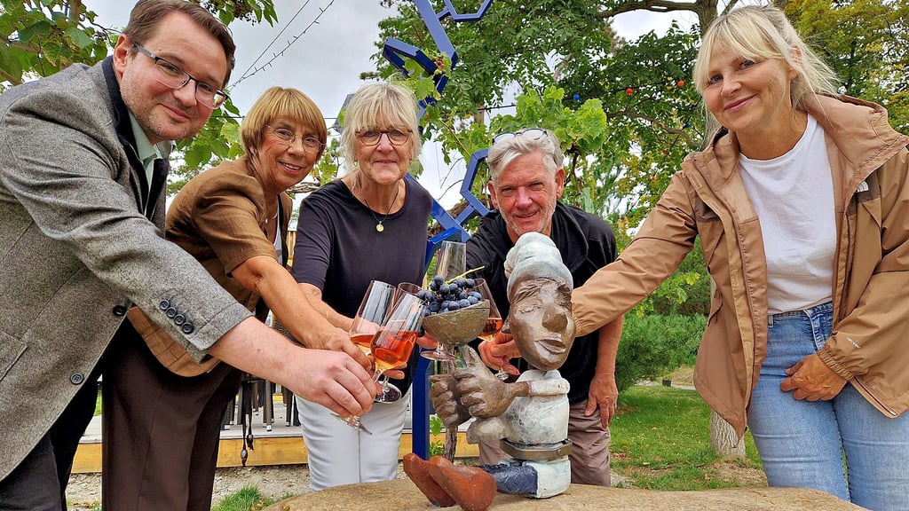 Gemeinsam haben Bürgermeister Christoph Schulze (v.l.), Ute Schnell, Martina Bachmann, Jürgen Raiber und Claudia Straube den noch namenlosen Weinzwerg im hinteren Kurpark eingeweiht.