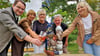 Gemeinsam haben Bürgermeister Christoph Schulze (v.l.), Ute Schnell, Martina Bachmann, Jürgen Raiber und Claudia Straube den noch namenlosen Weinzwerg im hinteren Kurpark eingeweiht. 
