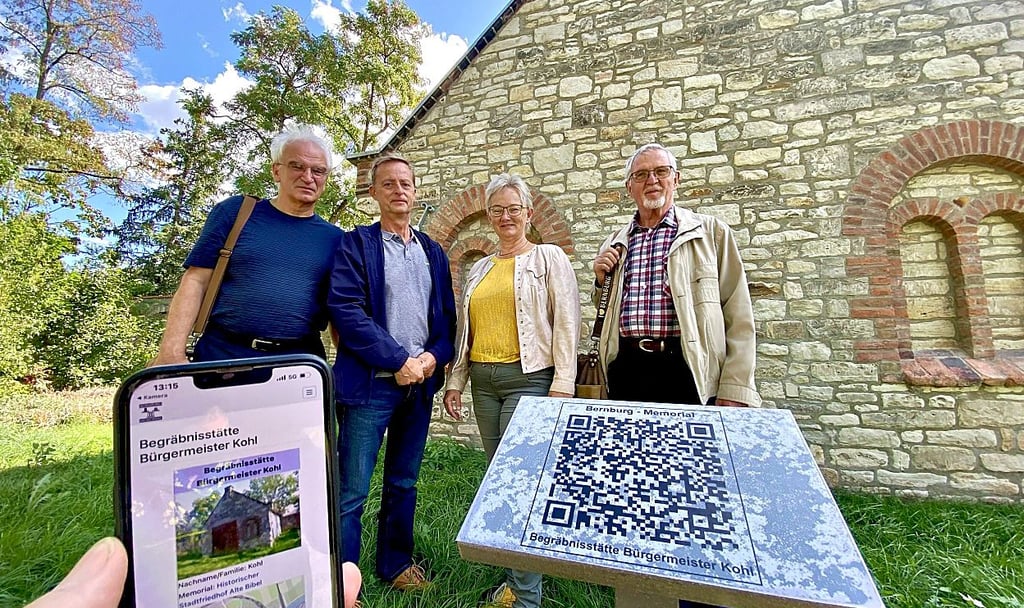 Joachim Grossert (v.l.), Jens Meißner, Silvia Ristow und Joachim Hennecke vor einem der QR-Code-Punkte auf der „Alten Bibel“.