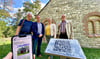 Joachim Grossert (v.l.), Jens Meißner, Silvia Ristow und Joachim Hennecke vor einem der QR-Code-Punkte auf der „Alten Bibel“. 