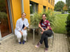 Im Gespräch auf der Palliativstation des Klinikums Magdeburg: Stationsleiterin und Fachärztin für Innere Medizin, Dr. Wiebke Würl (links), und Anna Schulz, die auf ihrem Weg von Berlin nach Marl in Magdeburg Halt macht. 
