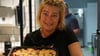 Kathleen Freimann zeigt: Im Bahnhofscafé Cappuccino wird ab sofort auch selbst gebacken. 
