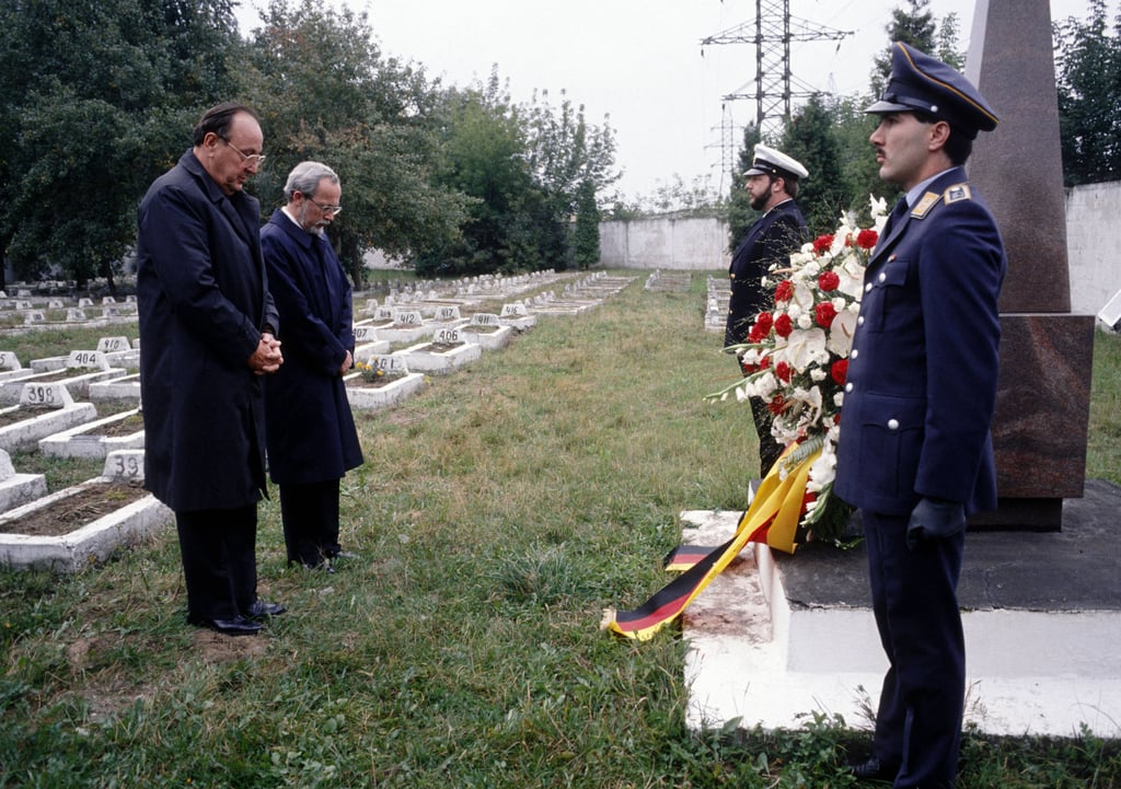 Lothar de Maiziere und Hans-Dietrich Genscher besuchen während ihres Aufenthaltes in Moskau Kriegsgräber.