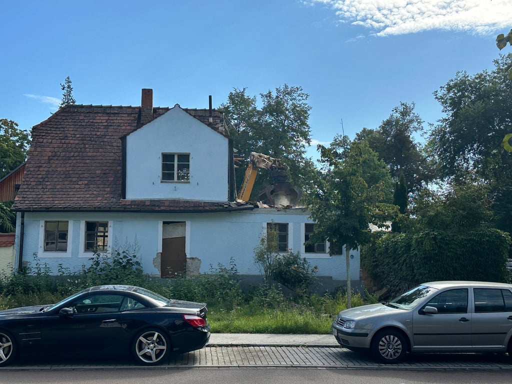 Der Abrissbagger hat hier ganze, naja, halbe Arbeit geleistet: Die Hälfte des Dachgiebels ist bereits weg. Die Kröllwitzer befürchten den Totalabriss eines der letzten Fischerhäuser in der Talstraße.