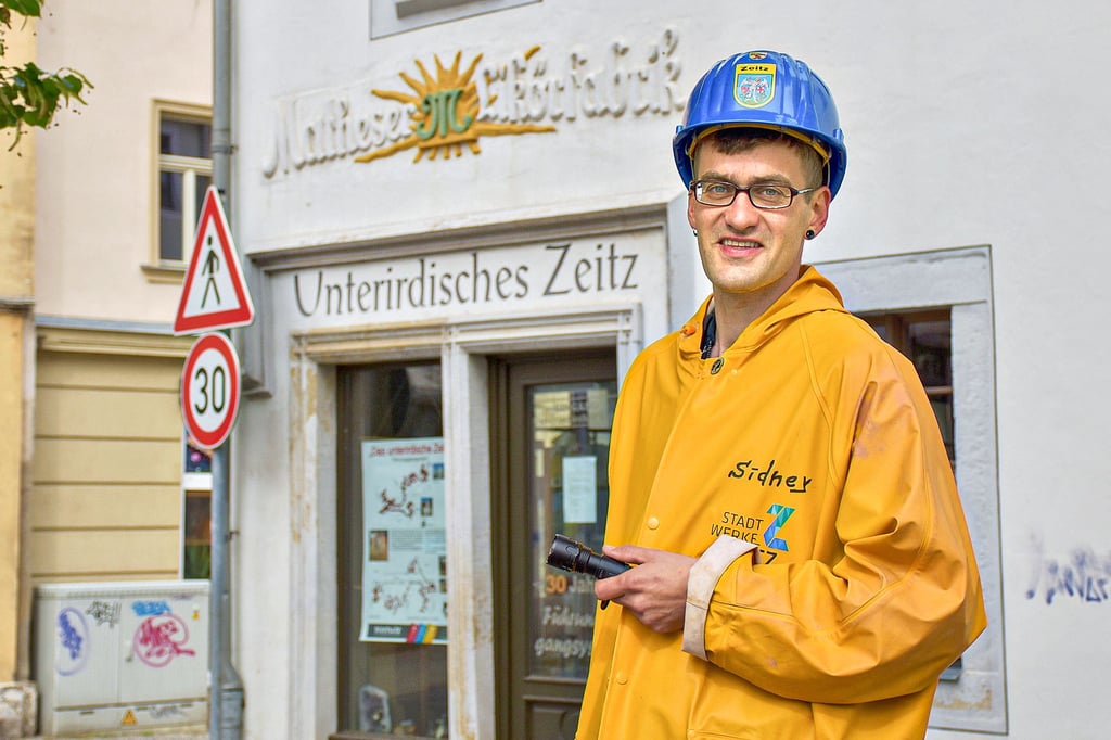 Sachlich, aber auch charmant und gewitzt: Sidney Selling aus Leipzig ist seit März 2024 der Jüngste von sechs Führern im Unterirdischen Zeitz, das seine Anfänge im 14. Jahrhundert hat.