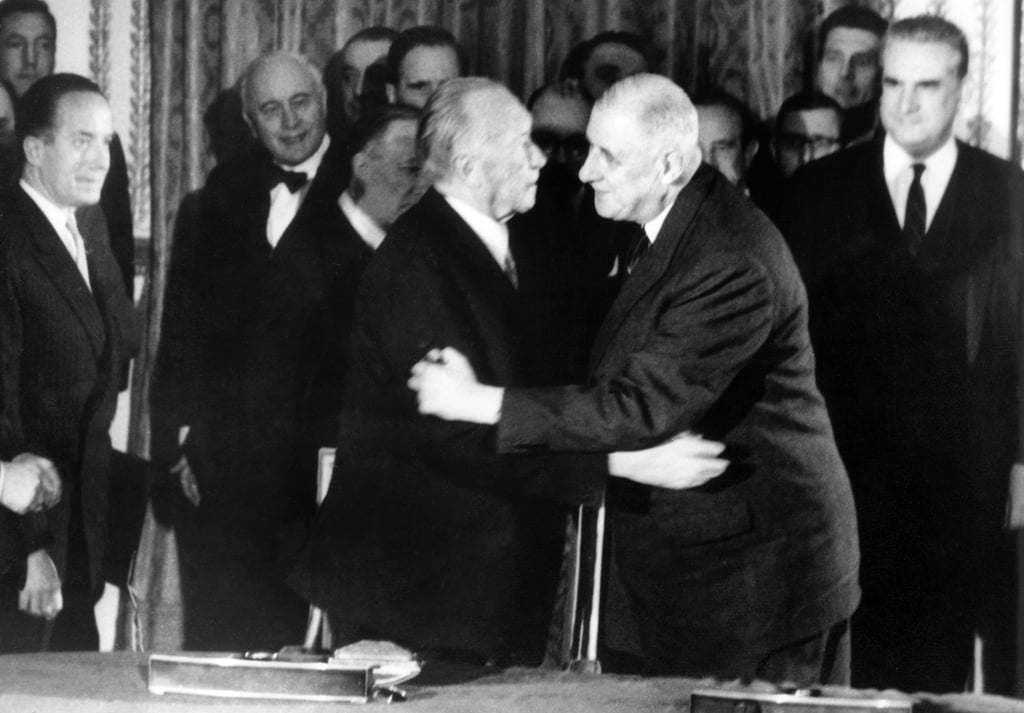 Fünf Jahre nachdem sich Konrad Adenauer und Charles de Gaulle in dessen Privathaus in Frankreich erstmals getroffen hatten, besiegelten sie in Paris den deutsch-französischen Freundschaftsvertrag (Archiv).