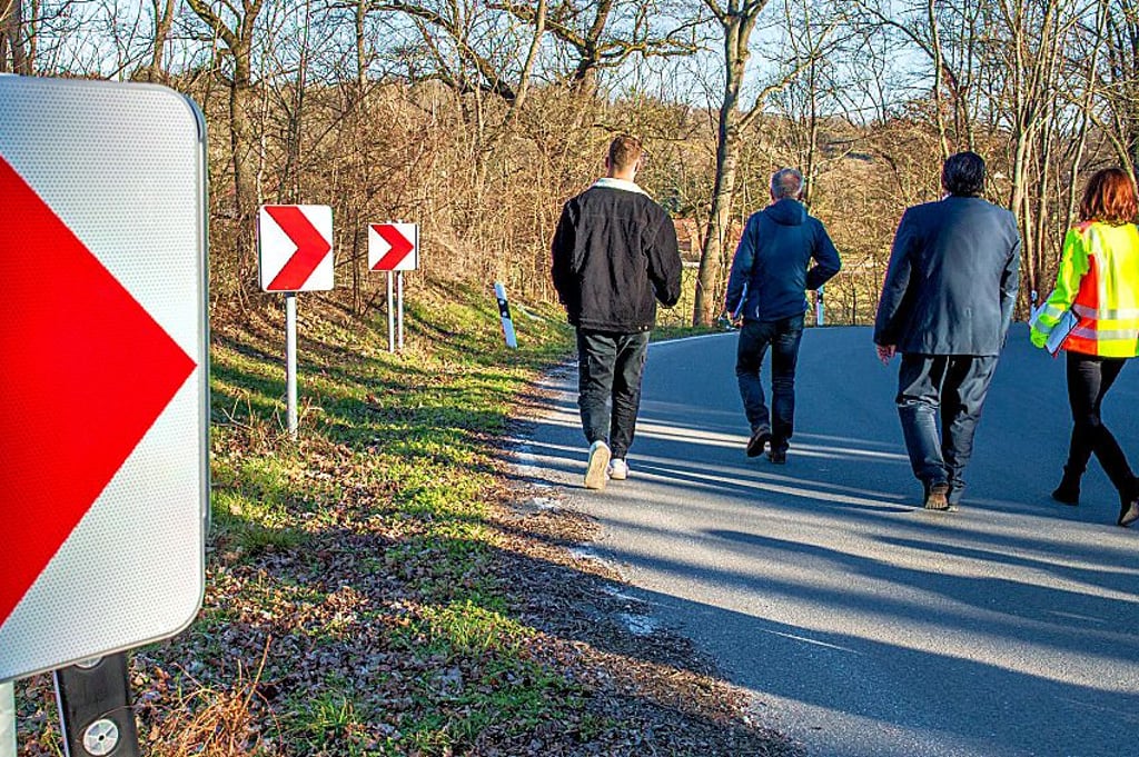 Im Frühjahr gab es eine Begehung der Unfallstelle. Die Erkenntnis, dass Leitplanken nötig sind, wurde aber von der Landesstraßenbaubehörde nicht geteilt. Und dabei ist es auch geblieben.