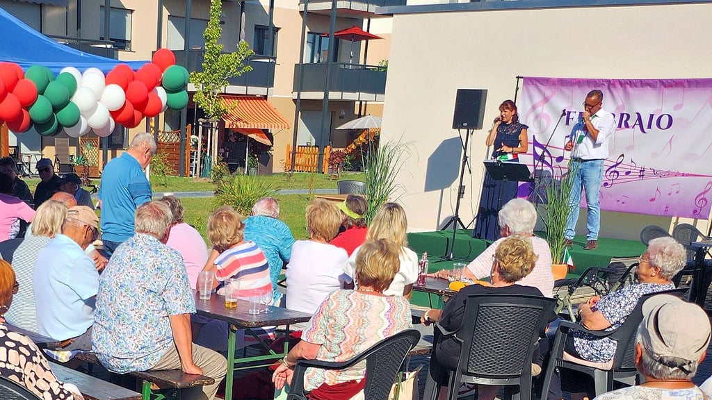Ganze 160 Besucher lauschen Febbraio aus Barby bei bestem Wetter und reisen musikalisch und kulinarisch in den Italienurlaub.