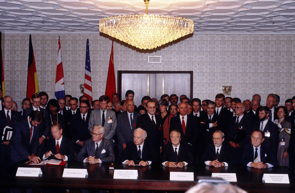 Die große Unterzeichnerrunde: US-Außenminister James Baker, der Brite Douglas Hurd, UdSSR-Außenminister Eduard Schewardnadse, der Franzose Roland Dumas und die beiden Deutschen Lothar de Maiziere und Hans-Dietrich Genscher am 12. September vor 35 Jahren im Hotel „Oktober“.