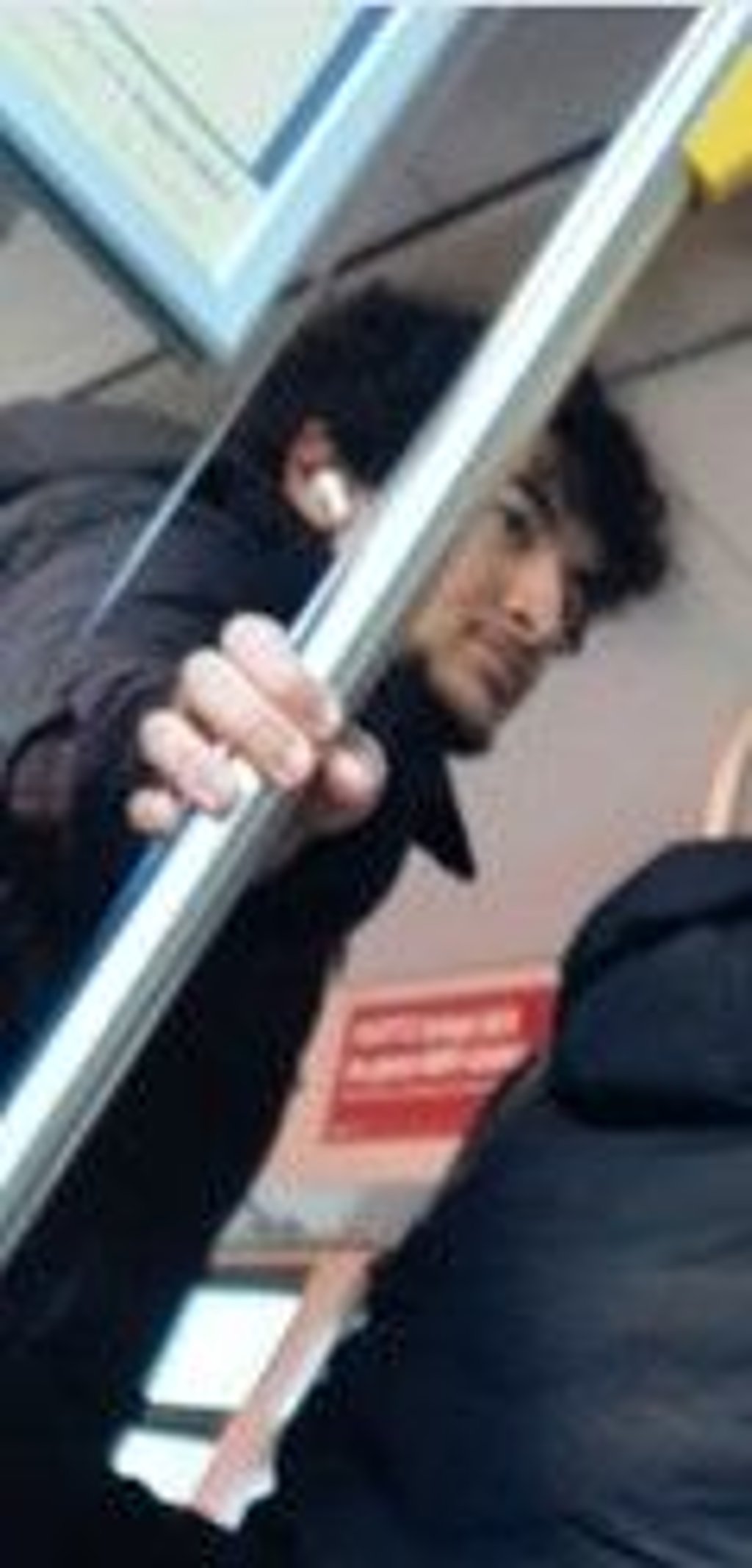 Dieser mutmaßliche Täter soll eine Frau in einer Straßenbahn in Halle sexuell belästigt haben.