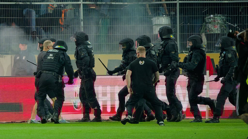 Nach dem Spiel in der Regionalliga zwischen dem HFC und Chemie Leipzig kam es zu Auseinandersetzungen zwischen HFC-Fans und BSG-Spielern.