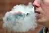Ein junger Mann raucht eine E-Zigarette. Dabei wird eine Aroma-Flüssigkeit (Liquid) erhitzt und der daraus entstehende Dampf eingeatmet. Im Altmarkkreis gibt es keine Kontrolle der Inhaltsstoffe dieser Liquids. 