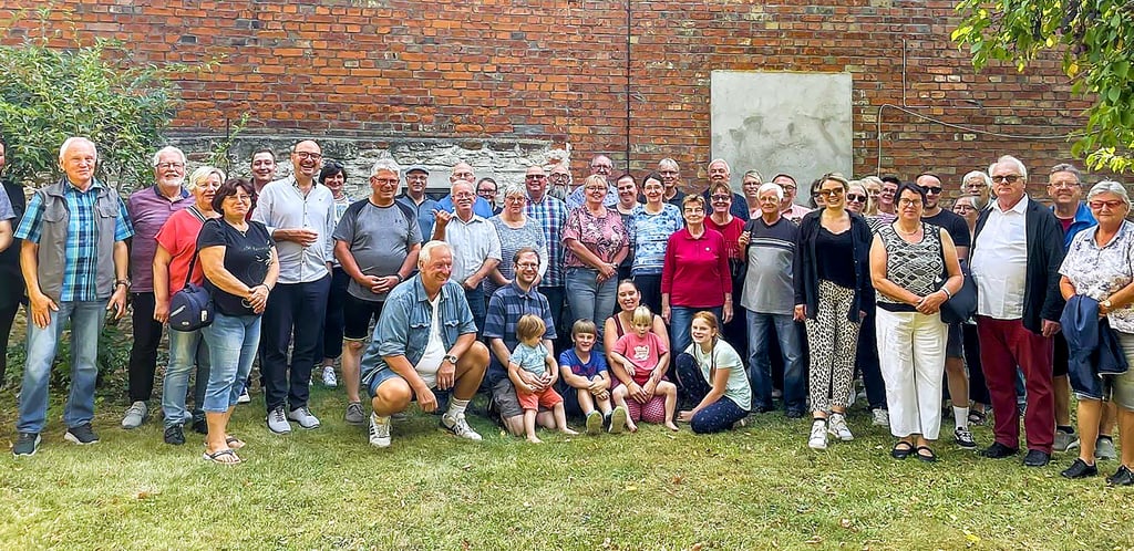 Die Radtour mit Orgelspiel in mehreren Kirchen in der Egelner Mulde, zu der der Pfarrbereich Egeln eingeladen hatte, war sehr gut besucht. Dafür interessierten sich über 50 Teilnehmer. Die Aufnahme entstand bei einem Zwischenstopp in Wolmirsleben.