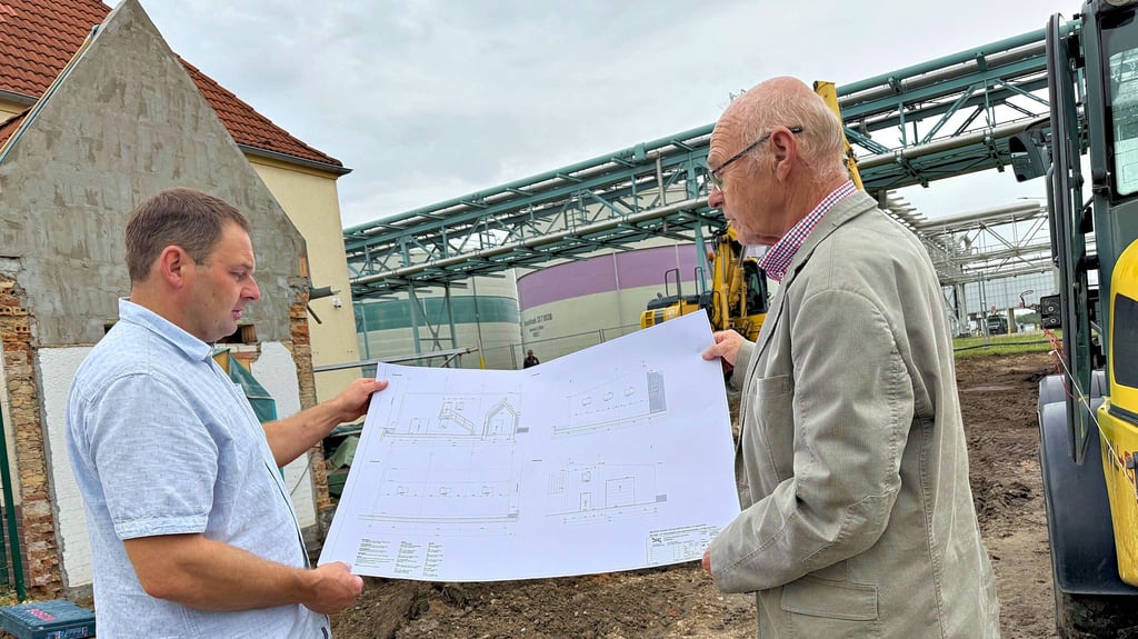 Die Firma IFA/ITP im Chemiepark feiert 30. Geburtstag. Parallel dazu geben Michael (l.) und Dieter Tzschoppe den Startschuss zur Erweiterung.