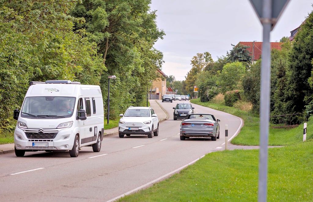 Die Bundesstraße 2 in der Gemeinde Elsteraue ist stets viel befahren. Einige Anwohner sind von Raserei und Lärm genervt. Hilft eiun Blitzer gegen die Raser?