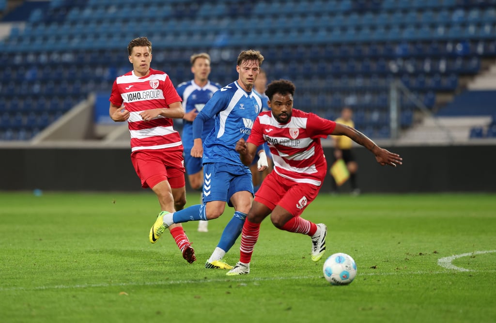 Erst viel Kontrolle, dann große Räume: Dennoch verpassten Willi Kamm (M.) und der FCM II den möglich Sieg gegen Greifswald.