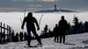 Das bei Wintersportlern beliebte alpine Skigebiet am Fichtelberg soll privatisiert werden, doch der Verkauf stockt (Archivbild)